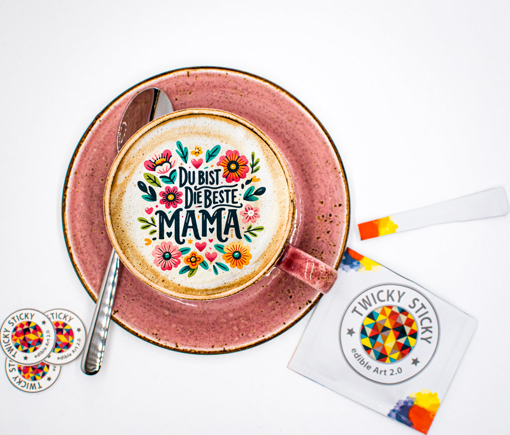 Twicky Sticky Sticker mit der Aufschrift ‘Du bist die beste Mama’ in einem verspielten, blumigen Design auf einer Tasse Kaffee – ein liebevoller Gruß für Mütter.