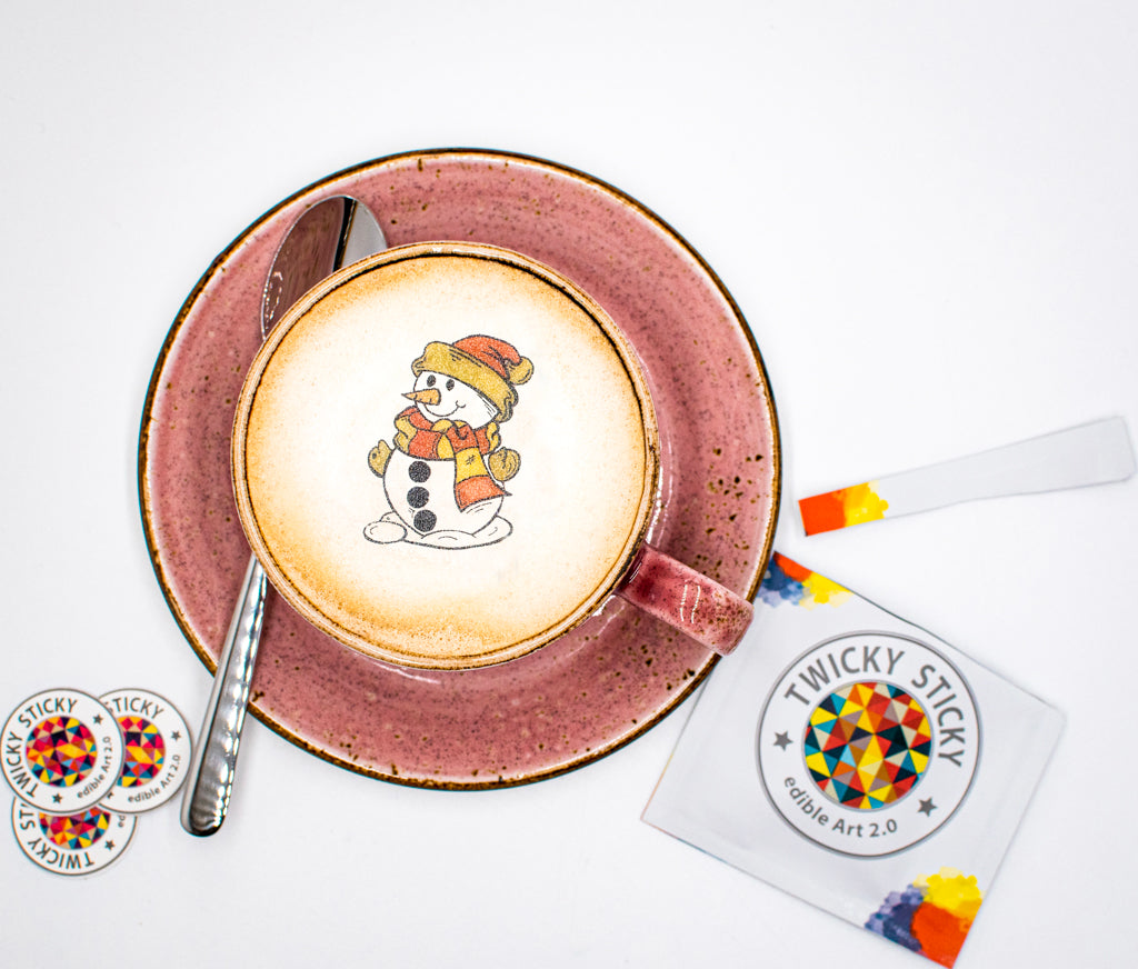 Flockenmann-Sticker in einer Tasse: Ein fröhlicher Schneemann mit Schal und Mütze, ideal für Kinder, die den Winterzauber in ihrem Getränk genießen möchten.