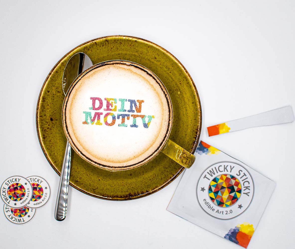 Eine Cappuccino-Tasse mit dem essbaren Kunstwerk „Art Yourself“ von Twicky Sticky – personalisierbar, handmade, künstlerisch.